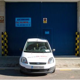 Ascensors Catalunya coche estacionado frente a una puerta