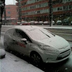 Ascensors Catalunya coche tapado por la nieve