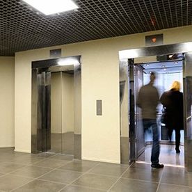 Ascensors Catalunya personas entrando a un ascensor
